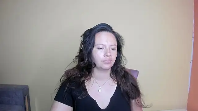 lauraguzman online show from March 1, 2026, 2:44 am