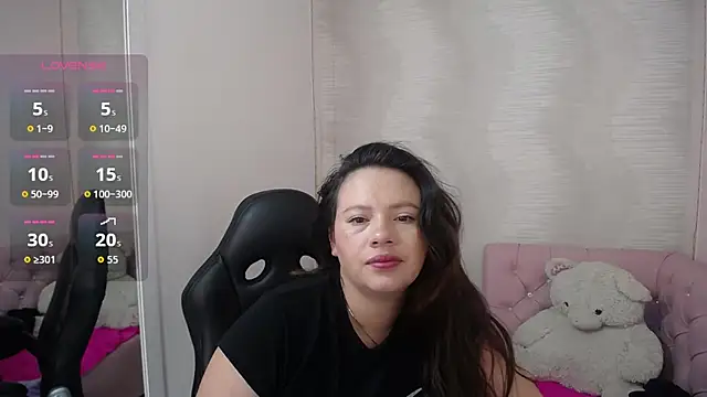 lauraguzman online show from September 24, 2025, 3:24 am