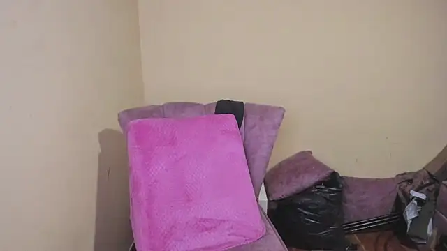 lauraguzman online show from June 25, 2026, 3:26 am