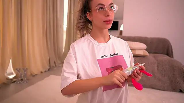 KylieJoyce online show from April 1, 2026, 6:37 am