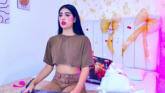 Mia-Monroe online show from December 1, 2025, 7:37 pm