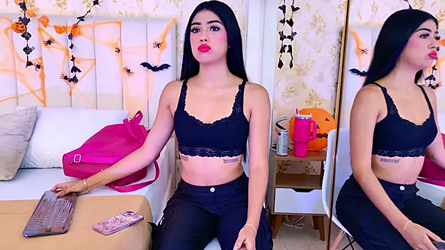 Mia-Monroe online show from October 19, 2025, 7:38 pm