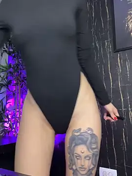 AlyseReuse online show from November 6, 2025, 7:29 pm