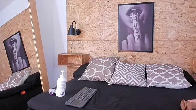 Elizabeth Santos online show from March 19, 2025, 10:09 pm