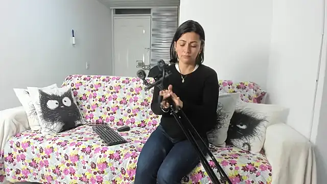 Snapshot of Emma_Jnes chatting on February 13, 2025, 10:33 pm Emma Jnes online show from February 13, 2025, 10:33 pm