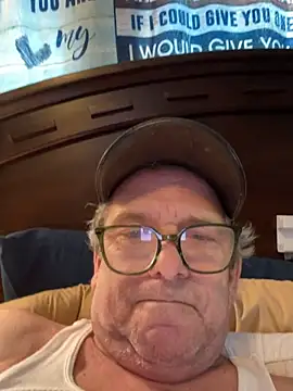 Snapshot of llovetoshowoff chatting on April 21, 2026, 5:08 pm llovetoshowoff online show from April 21, 2026, 5:08 pm