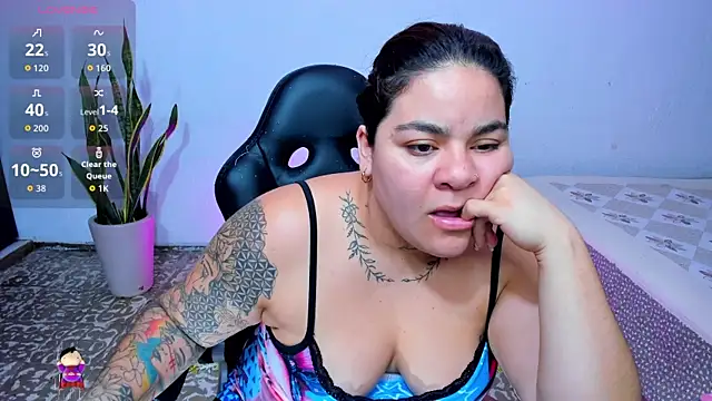 Snapshot of Sharon_hils chatting on May 4, 2026, 5:49 pm Sharon hils online show from May 4, 2026, 5:49 pm