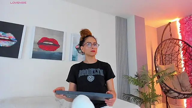 Snapshot of Angela_donnato chatting on February 28, 2025, 3:15 am Angela donnato online show from February 28, 2025, 3:15 am