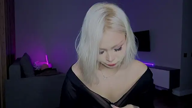 RileyMee online show from November 25, 2025, 3:40 am