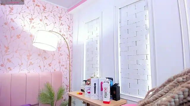 amber-hill online show from October 4, 2025, 3:46 pm