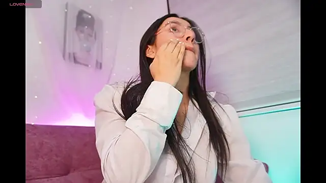 leila petitee  online show from September 29, 2025, 12:33 pm