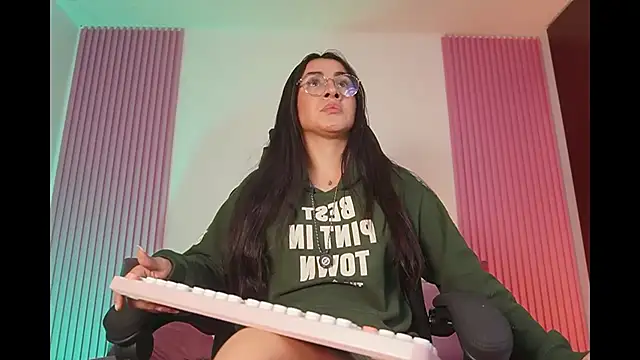 leila petitee  online show from February 22, 2026, 11:34 am