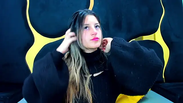 Snapshot of GiaRoussel chatting on December 15, 2025, 4:35 pm GiaRoussel online show from December 15, 2025, 4:35 pm