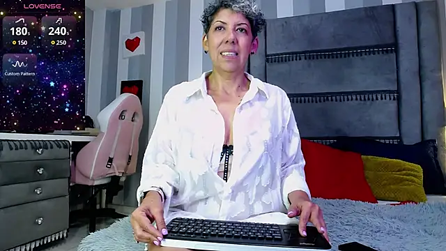 Julianewell online show from May 13, 2026, 12:45 pm