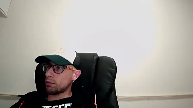 Snapshot of mikealcorleone chatting on January 21, 2025, 1:50 am mikealcorleone online show from January 21, 2025, 1:50 am