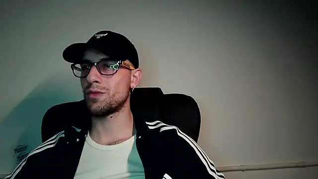 Snapshot of mikealcorleone chatting on January 24, 2025, 12:42 am mikealcorleone online show from January 24, 2025, 12:42 am