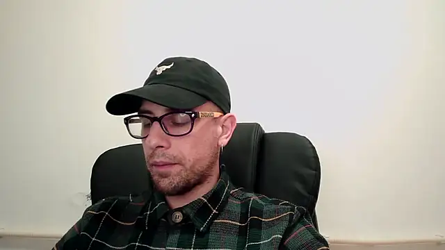 Snapshot of mikealcorleone chatting on January 21, 2025, 11:02 pm mikealcorleone online show from January 21, 2025, 11:02 pm