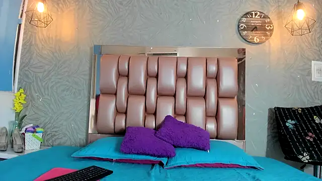 Snapshot of KOURTNEY-- chatting on February 21, 2026, 2:24 am KOURTNEY-- online show from February 21, 2026, 2:24 am