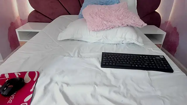 Snapshot of Carohorny4u chatting on November 17, 2025, 1:31 am Carohorny4u online show from November 17, 2025, 1:31 am