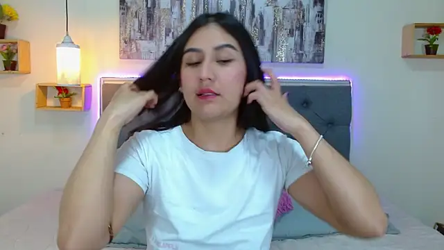 mia aira online show from November 14, 2025, 3:26 pm