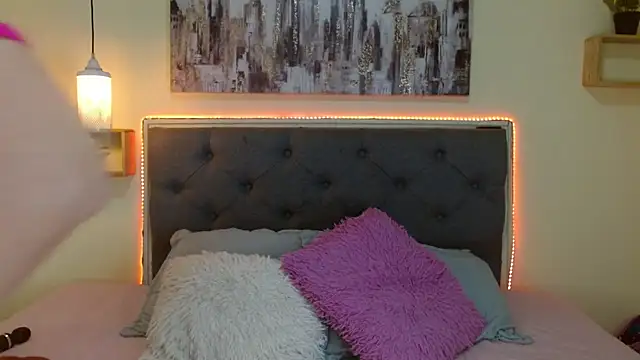 mia aira online show from December 19, 2025, 3:47 pm