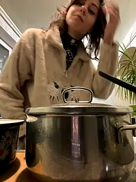 Snapshot of BroadFantasy chatting on October 19, 2025, 3:48 pm BroadFantasy online show from October 19, 2025, 3:48 pm