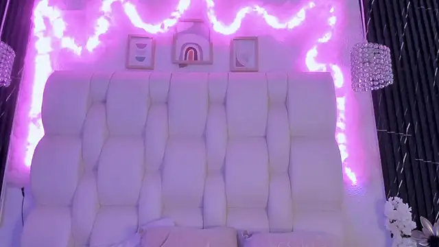 MelodiLovee  online show from April 9, 2026, 3:51 pm