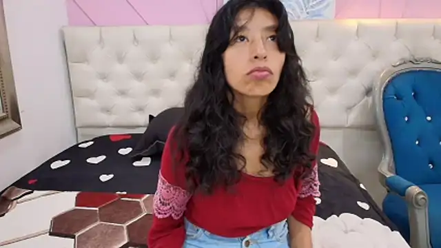 karolinee 66  online show from May 26, 2026, 4:32 am