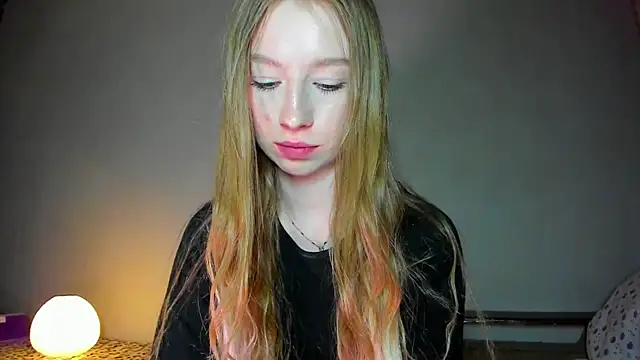 minidivaa  online show from April 14, 2026, 8:47 pm