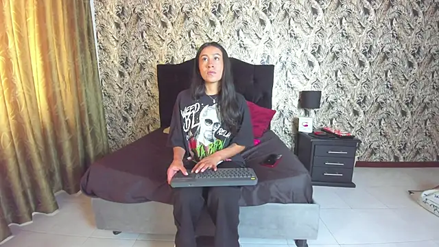 EmiGomez  online show from December 5, 2025, 12:59 pm