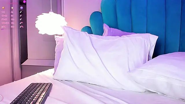 Snapshot of CaitlynCouper chatting on March 6, 2025, 1:48 am CaitlynCouper online show from March 6, 2025, 1:48 am