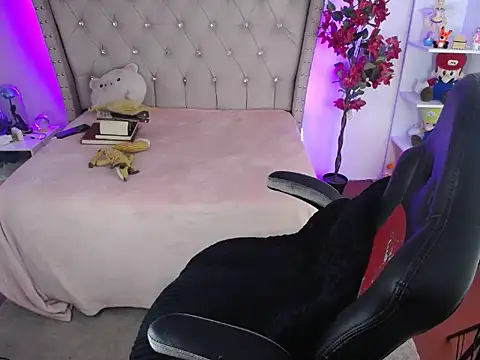 Shaddycute  online show from February 3, 2025, 12:14 pm