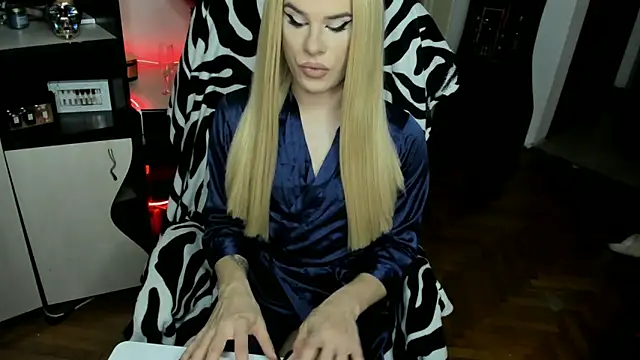 EvelynLexy online show from November 18, 2025, 9:40 pm