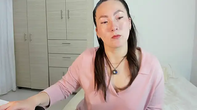 Elle Lee  online show from September 15, 2025, 2:17 pm