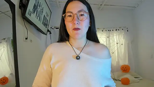 Elle Lee  online show from October 8, 2025, 3:35 pm