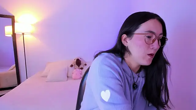 Elle Lee  online show from March 1, 2026, 9:09 am