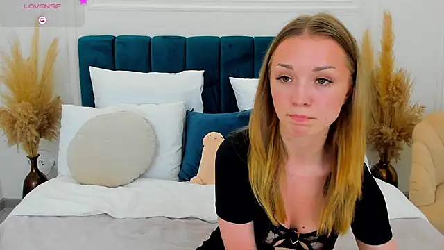 Snapshot of VirginOlly chatting on June 11, 2026, 12:24 pm VirginOlly online show from June 11, 2026, 12:24 pm
