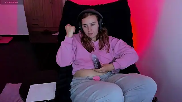 Snapshot of bonnie_moon_ chatting on February 24, 2026, 6:09 pm bonnie moon online show from February 24, 2026, 6:09 pm