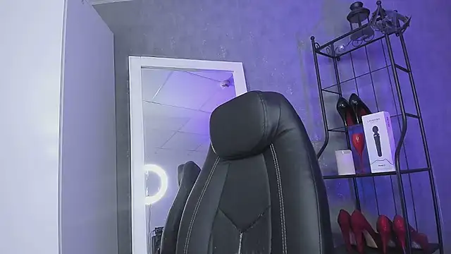 Tina Tayllor online show from October 31, 2025, 6:59 pm