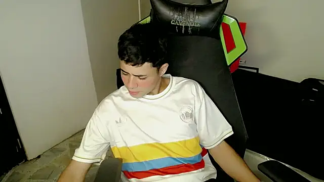 Snapshot of bby_santi chatting on November 19, 2025, 8:20 pm bby santi online show from November 19, 2025, 8:20 pm