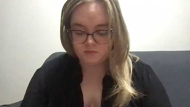 honeyyy24 online show from April 15, 2026, 7:58 pm