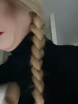 Lolitaxlola online show from April 5, 2026, 8:37 pm