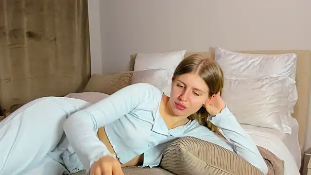 kirraa  online show from November 21, 2025, 7:35 pm