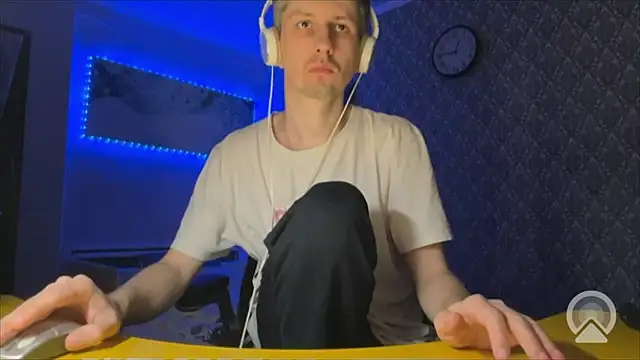 Snapshot of Aki-Laky chatting on December 22, 2025, 7:47 pm Aki-Laky online show from December 22, 2025, 7:47 pm