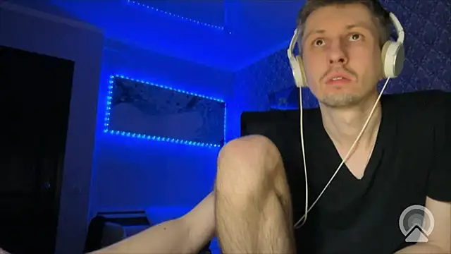 Snapshot of Aki-Laky chatting on December 15, 2025, 7:31 pm Aki-Laky online show from December 15, 2025, 7:31 pm