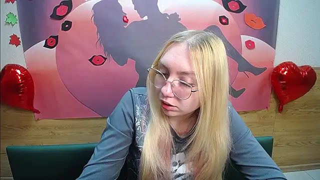 Snapshot of BeatriceFly chatting on October 15, 2025, 12:35 pm BeatriceFly online show from October 15, 2025, 12:35 pm