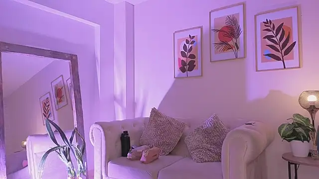 DahianaWalcott online show from April 21, 2026, 4:13 pm