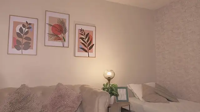 DahianaWalcott online show from July 8, 2026, 7:14 pm