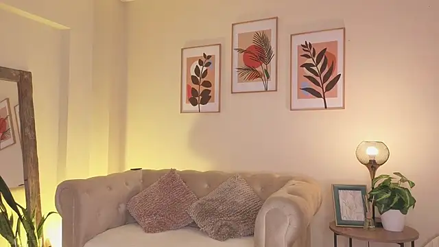 DahianaWalcott online show from April 16, 2026, 5:25 pm