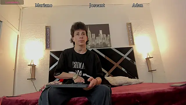 Snapshot of toyboys1 chatting on November 10, 2025, 4:39 am toyboys1 online show from November 10, 2025, 4:39 am